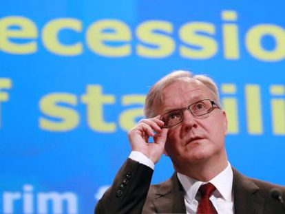 El comisario europeo de Asuntos Econ&oacute;micos y Monetarios, Olli Rehn, en una rueda de prensa en la sede de la Uni&oacute;n Europea en Bruselas 