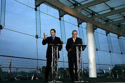 Tony Blair y Bertie Ahern, durante la rueda de prensa celebrada en el Waterfront Hall de Belfast.
