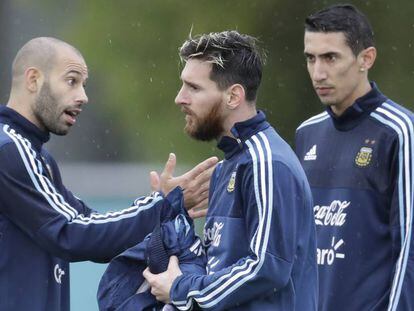 Mascherano (izquierda) habla con Messi en presencia de Di Mar&iacute;a.