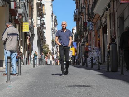 El escritor José Ovejero, en Lavapiés.