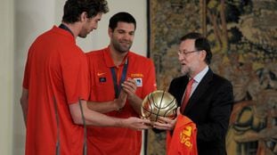 Gasol, a la izquierda, regala al presidente del Gobierno, Mariano Rajoy, un bal&oacute;n de plata en La Moncloa tras la victoria en el Eurobasket.