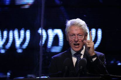Bill Clinton participa en el homenaje a Rabin en Tel Aviv.