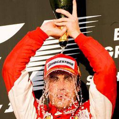 Alonso celebra el triunfo en el GP de Bahrein