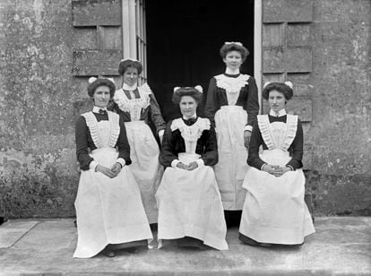 Cinq servantes posent dans une maison de campagne du Buckinghamshire, sur une photo datée entre 1896 et 1920.