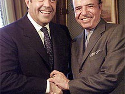 Adolfo Rodriguez Saá recibe a Carlos Menem en la Casa Rosada.