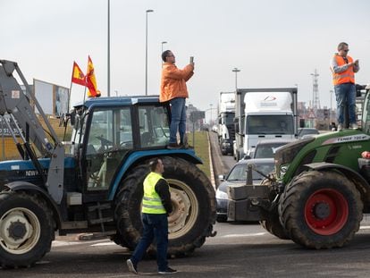 Dos manifestantes con sus móviles ayer en las protestas de Zamora.