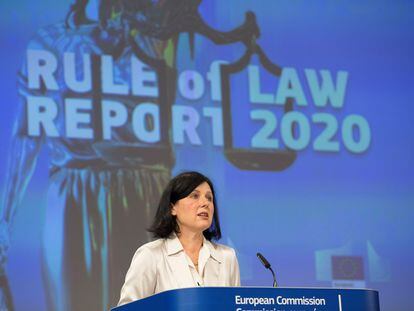 La vicepresidenta de la Comisión Europea Vera Jourová durante la presentación del informe sobre el Estado de derecho en la UE, este miércoles, en Bruselas.