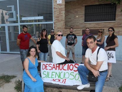 Vecinos de la calle Juan Gris de San Sebastián de los Reyes protestan contra el fondo buitre Lazora, el pasado agosto.