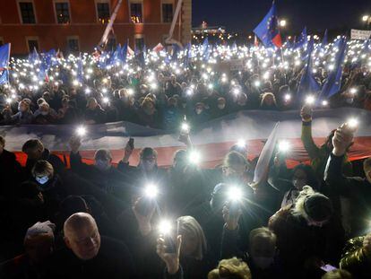 Manifestación europeísta en la plaza del Castillo de Varsovia, el pasado domingo.