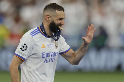 Benzema muerde la medalla.