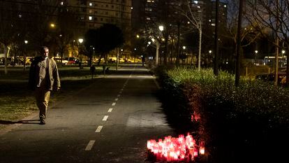 Altar con velas en Usera, en homenaje a uno de los jóvenes fallecidos el primer fin de semana de febrero en Madrid por peleas entre pandillas.
