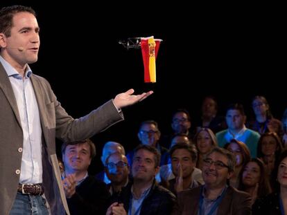 Teodoro García Egea interviene con un dron con la bandera de España en un acto del PP de Málaga.