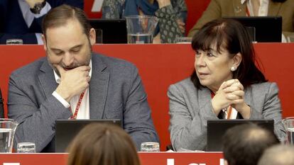 El secretario de organización del PSOE, José Luis Ábalos, y la presidenta del partido, Cristina Narbona, durante el pasado Comité Federal del 15 de febrero.