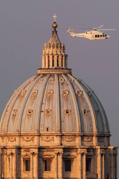 El helicóptero papal lleva al papa Benedicto XVI desde Ciudad del Vaticano al palacio de Castelgandolfo, su nueva residencia durante los próximos dos meses.