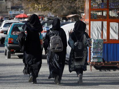 Tres mujeres caminaban en las cercanías de la universidad de Kabul.