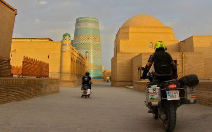 En moto por el recinto amurallado de Khiva (Uzbekistán).