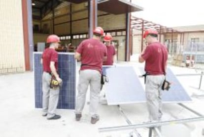 Trabajadores en un curso sobre eficiencia energ&eacute;tica.