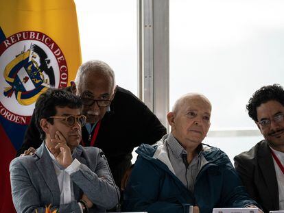 Danilo Rueda escucha al representante de Venezuela, Carlos Martínez, junto a Otty Patiño e Iván Cepeda, durante una conferencia de prensa.