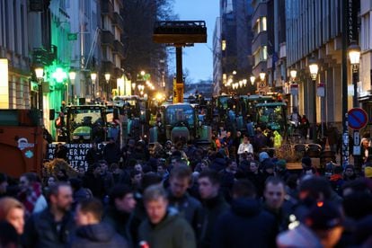 Decenas de agricultores protestan junto a sus tractores en el centro de Bruselas, este jueves. 