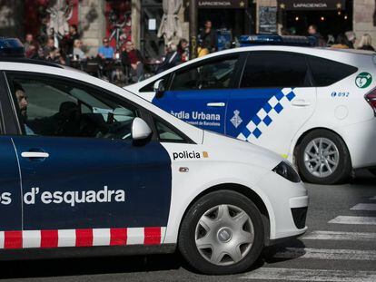 Una patrulla de Mossos y otra de Guardia Urbana se cruzan en El Raval.