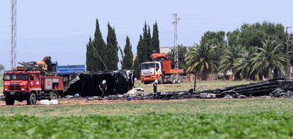 Los bomberos, en la zona del accidente del A400M en Sevilla.