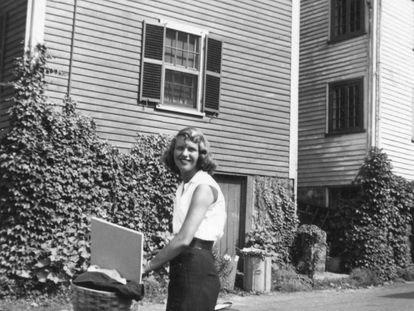 La escritora Sylvia Plath, fotografiada en 1951 con su bicicleta. Herederos de Marcia B. Stern