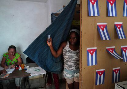 Una mujer sale de una cabina, tras votar en un colegio electoral durante el referéndum del nuevo Código de Familia, este domingo en La Habana.