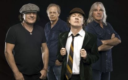 Foto de promoci&oacute;n de AC/DC con el cantante Brian Johnson a la izquierda y Angus Young con su caracter&iacute;stico uniforme colegial.