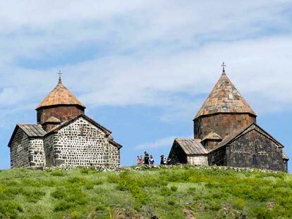 Monasterios, iglesias, catedrales, lugares de oración que se reparten por toda Armenia, uno de los primeros territorios cristianos del mundo.