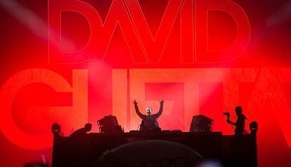 David Guetta, durante un momento de su actuación ayer en el Barcelona Beach Festival.