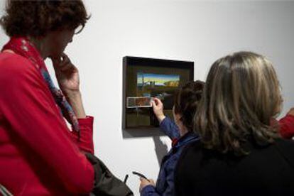 Una visita de personas con discapacidad visual al Museo Reina Sofía.