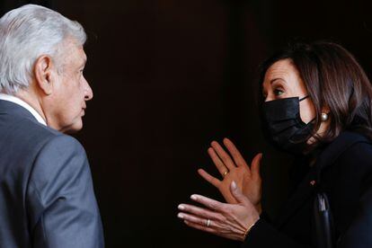 López Obrador y Kamala Harris conversan este lunes en el Palacio Nacional.