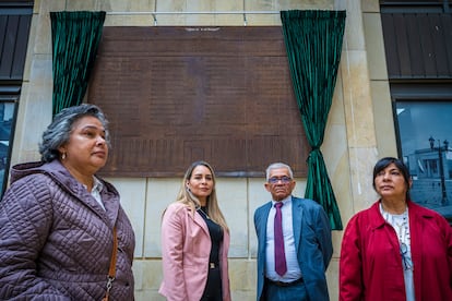Giovana Soto, de rosa, y su familia,  frente a la placa hecha en conmemoración a las víctimas de la toma del Palacio de Justicia.