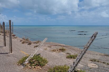 Una alambrada señala la parte del acantilado de Cabo Branco que se ha derrumbado.