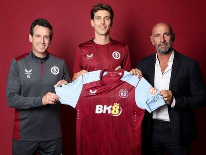 Pau Torres, entre Emery y Monchi, tras firmar con el Aston Villa, en una imagen publicada por la cuenta oficial del club.