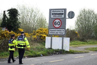 Policías irlandeses patrullan la frontera entre Irlanda e Irlanda del Norte en la localidad de Bridgeend, en abril de 2019.