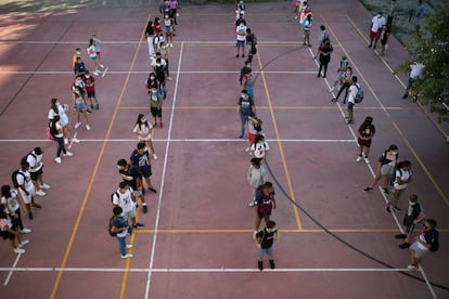 En la imagen, alumnos de primero de la ESO hacen cola en el patio antes de entrar a las aulas en septiembre.