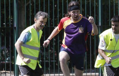 El secretario general de Podemos, Pablo Iglesias y el candidato de esta formación a la Comunidad de Madrid, José Manuel López (i), juegan un partido de fútbol, organizado por el equipo de campaña de la formación en la jornada de reflexión previa a las elecciones del 24M.