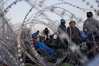 Los inmigrantes quedan bloqueados por una cerca construida por Macedonia a lo largo de la frontera con Grecia.