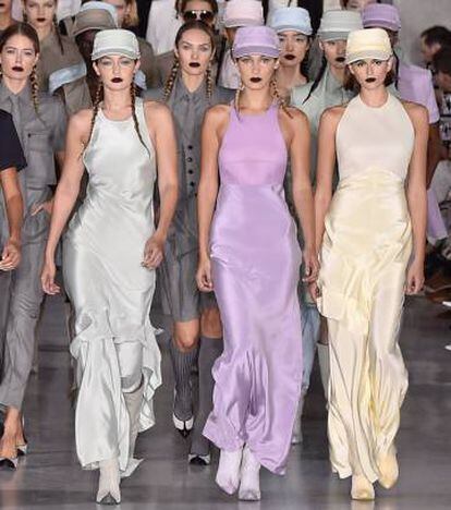 Gigi y Bella Hadid junto Kaia Gerber en el desfile de Max Mara en la semana de la moda de Milán.