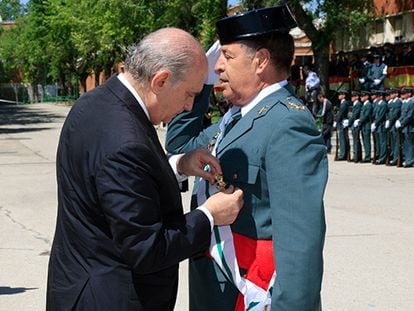 El general Pedro Vázquez Jarava es condecorado, en mayo de 2014, por el entonces ministro del Interior, Jorge Fernández Díaz, en un acto celebrado en Valdemoro (Madrid).
