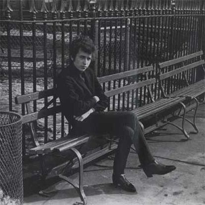 Dylan, en el Sheridan Square Park, en enero de 1965. Foto incluida en el libro &#39;Bob Dylan: El álbum: 1955-1966&#39;.