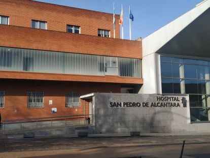 La entrada principal del Hospital San Pedro de Alcántara de Cáceres.