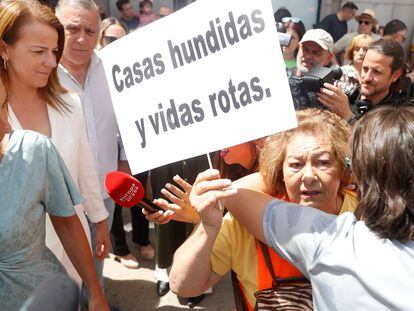 Una protesta de los vecinos de San Fernando donde increpaban a la líder madrileña de Vox, Rocío Monasterio.