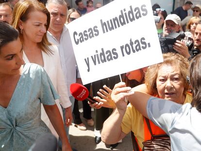 Una protesta de los vecinos de San Fernando donde increpaban a la líder madrileña de Vox, Rocío Monasterio.