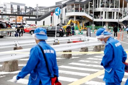 La policía científica trabajaba en la zona del tiroteo en la ciudad de Nara (Japón). Es habitual que los actos políticos en Japón se celebren en plena calle y bajo escasos niveles de seguridad, dados los bajos niveles de violencia en un país donde el uso de armas está estrictamente controlado.