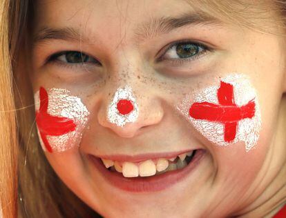 Una ni&ntilde;a sonr&iacute;e con la cara pintada con los colores de la bandera brit&aacute;nica en Cracovia.