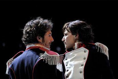 Pep Planas (Orsino, duque de Iliria) y Sílvia Bel (Viola, disfrazada de hombre), en <i>Nit de Reis</i>.