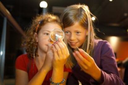 Dos niñas observando minerales en el museo Naturalis de Leiden (Holanda).