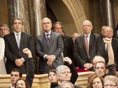 Diputados de la CUP cantan Els Segadors con el puño en alto. Detrás, Francesc Homs, portavoz del Gobierno catalan, Josep Antoni Duran Lleida y el expresidente del Parlament Joan Rigol.